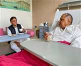 अखिलेश यादव पिता मुलायम सिंह यादव का हाल चाल जानने गुरुग्राम के मेदांता अस्पताल पहुंचे।