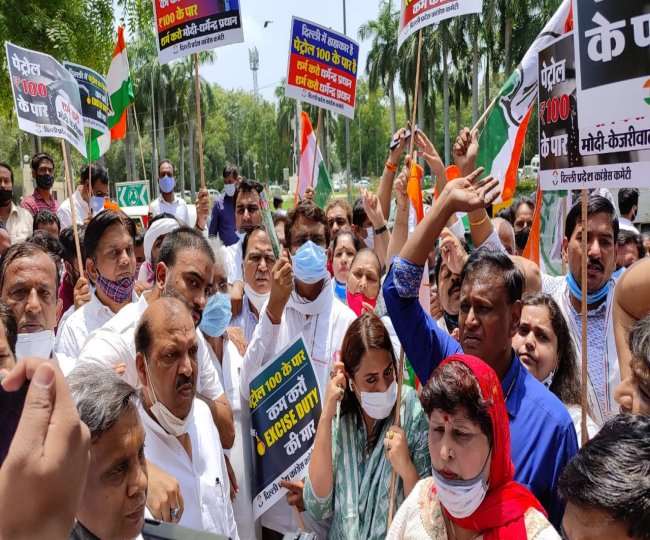 केंद्रीय पेट्रोलियम मंत्री धर्मेंद्र प्रधान के घर के बाहर प्रदर्शन