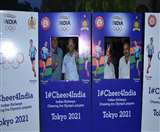 एथलीट प्रियंका गोस्वामी के कटआउट से विक्ट्री साइन करते पूर्वोत्तर रेलवे के महाप्रबंधक विनय कुमार त्रिपाठी (बायें से दूसरे)। जागरण