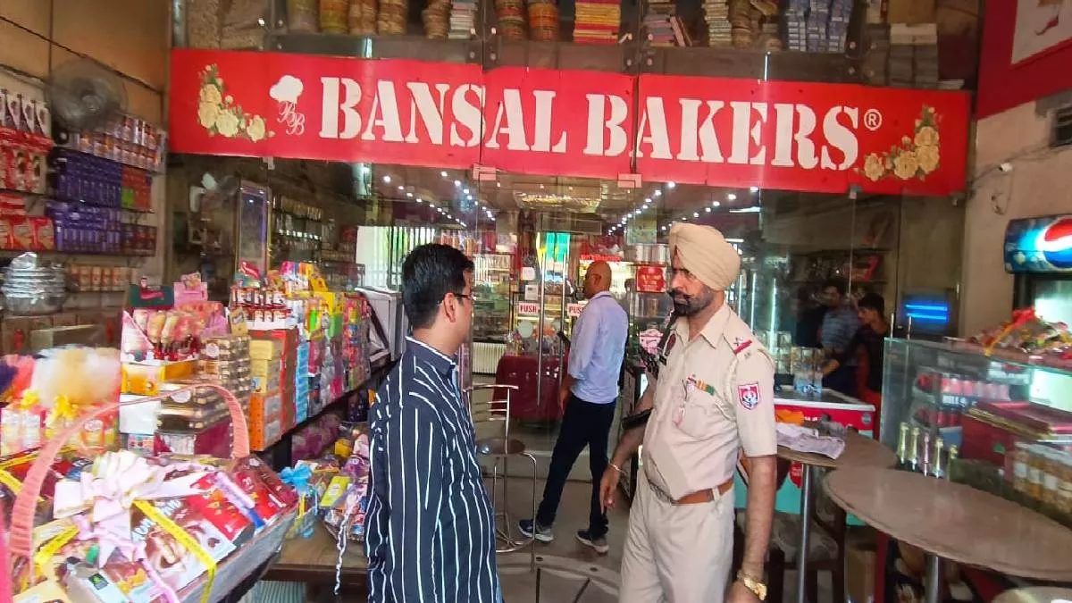 IT Raid in Amritsar : शहर के मशहूर बांसल स्वीट्स पर आइटी की रेड, कारोबार में शामिल पेंट व्यापारी से भी पूछताछ