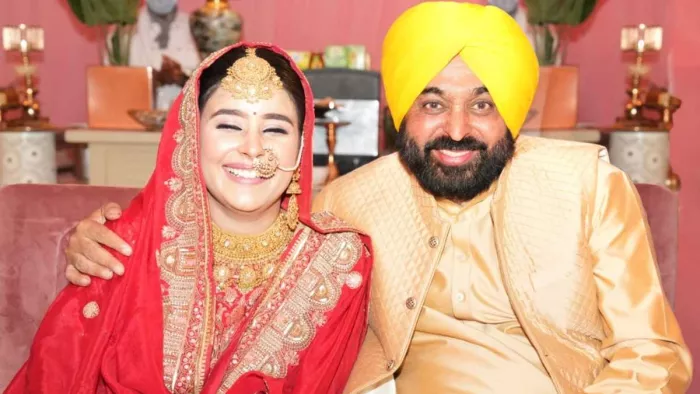 Bhagwant Mann wedding photo's: रस्मों के बाद भगवंत मान व उनकी पत्नी डा. गुरप्रीत कौर। फोटो AAP ट्विटर से