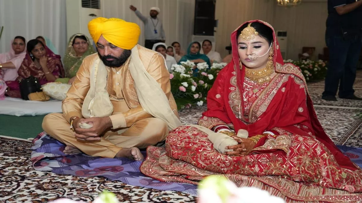 Bhagwant Mann Marriage LIVE:  पंजाब सीएम भगवंत मान की गुरप्रीत शादी, गांव में भी जश्‍न,  केजरीवाल ने निभाई बड़े भाई की रस्‍म