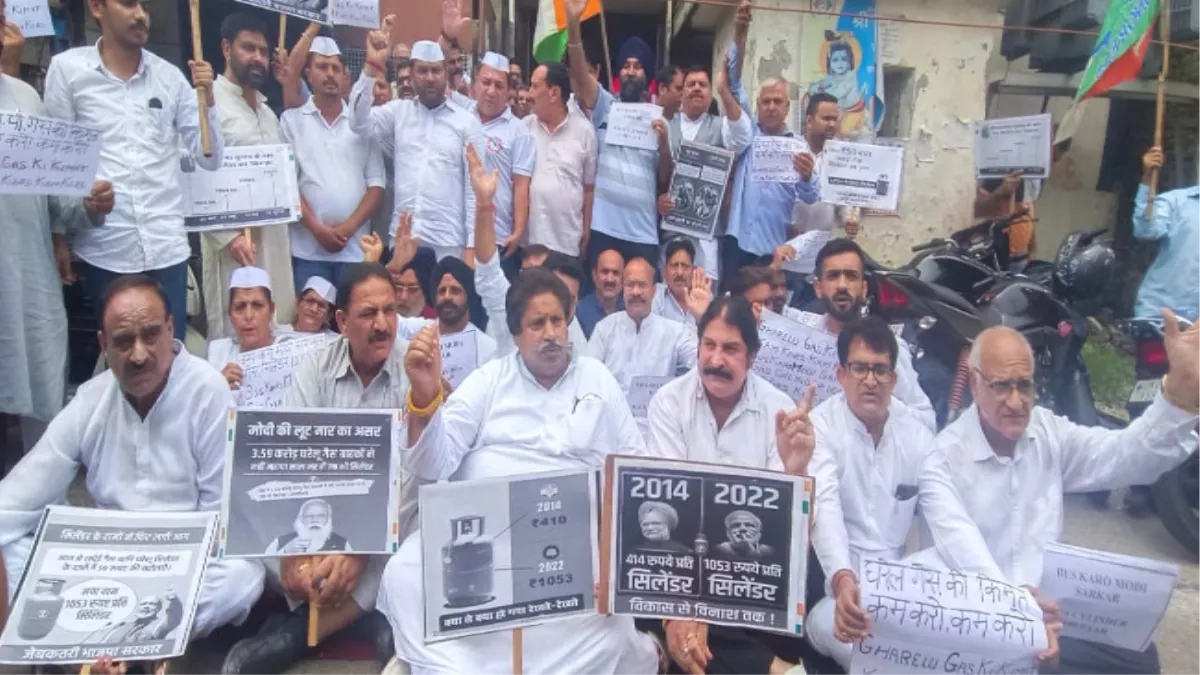 Jammu : सिलेंडर के बढ़े दाम के खिलाफ कांग्रेस का जम्मू में प्रदर्शन, कहा भाजपा गरीबों के मुंह से निवाला छीन रही