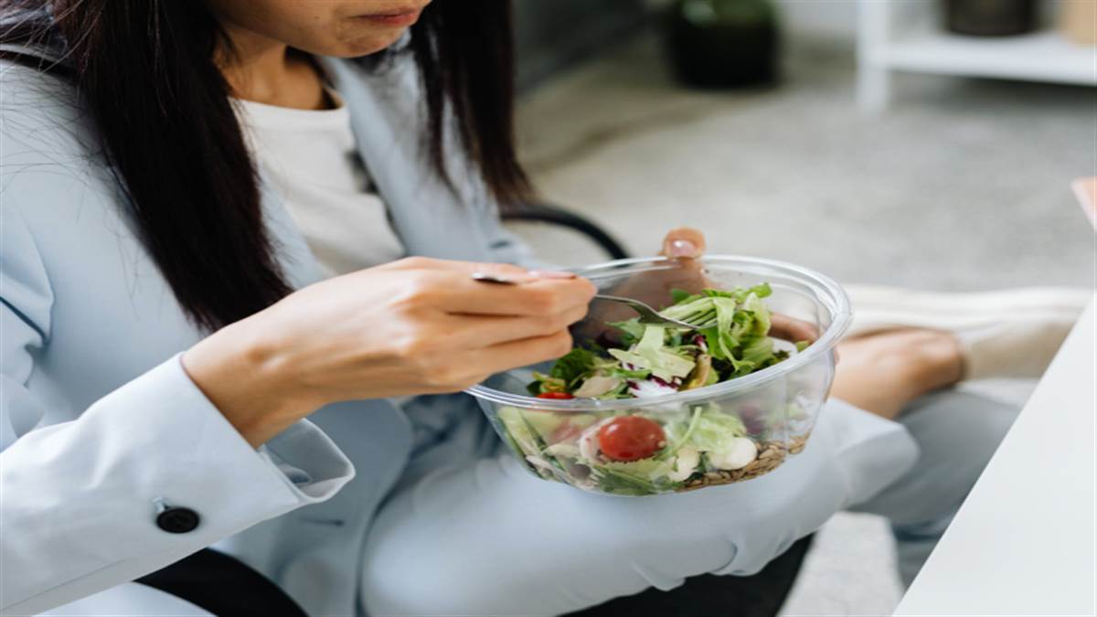 https://www.jagranimages.com/images/newimg/07072022/07_07_2022-eating_salad_pe_22867241.jpg
