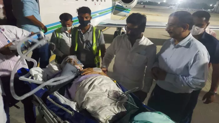 दिल्ली एयरपोर्ट पर लालू यादव को देखने पहुंचे झारखंड के मुख्यमंत्री हेमंत सोरेन। तस्वीर हेमंत सोरेन के ट्विटर अकांडट से।