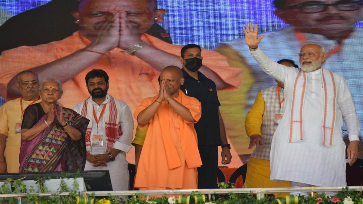 PM Modi Varanasi Visit सिगरा स्‍टेडियम में आयोजित कार्यक्रम में पीमए नरेंन्‍द्र मोदी, सीएम योगी ओ राज्‍यपाल आनंदीबेल पटेल।