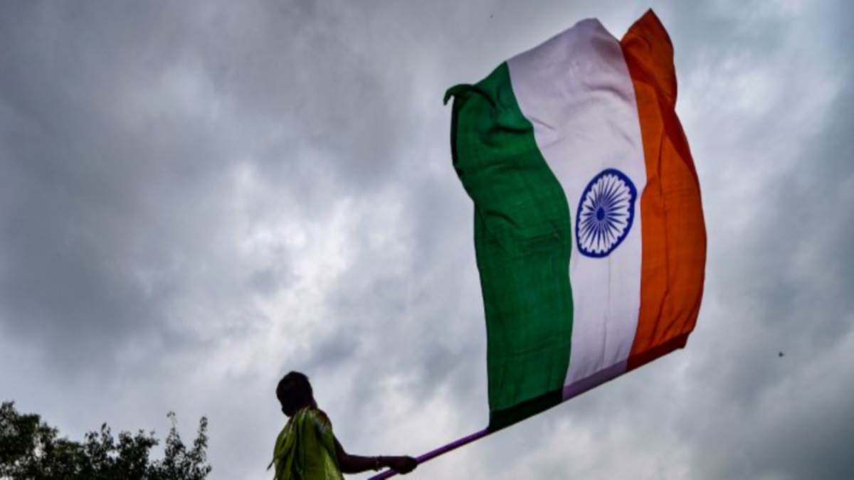 Indian Flag Code: भारतीय झंडा संहिता 2002 में राष्ट्रीय ध्वज संबंधी नियम परिभाषित हैं। फोटो - प्रतीकात्मक