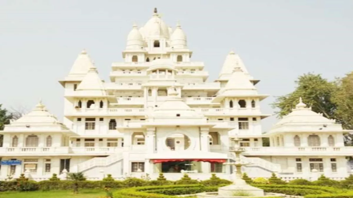 Famous Temples In Mathura: सफेद संगमरमर से नौ मंजिल बना है पागल बाबा मंदिर, आकर्षित करती है सुंदरता