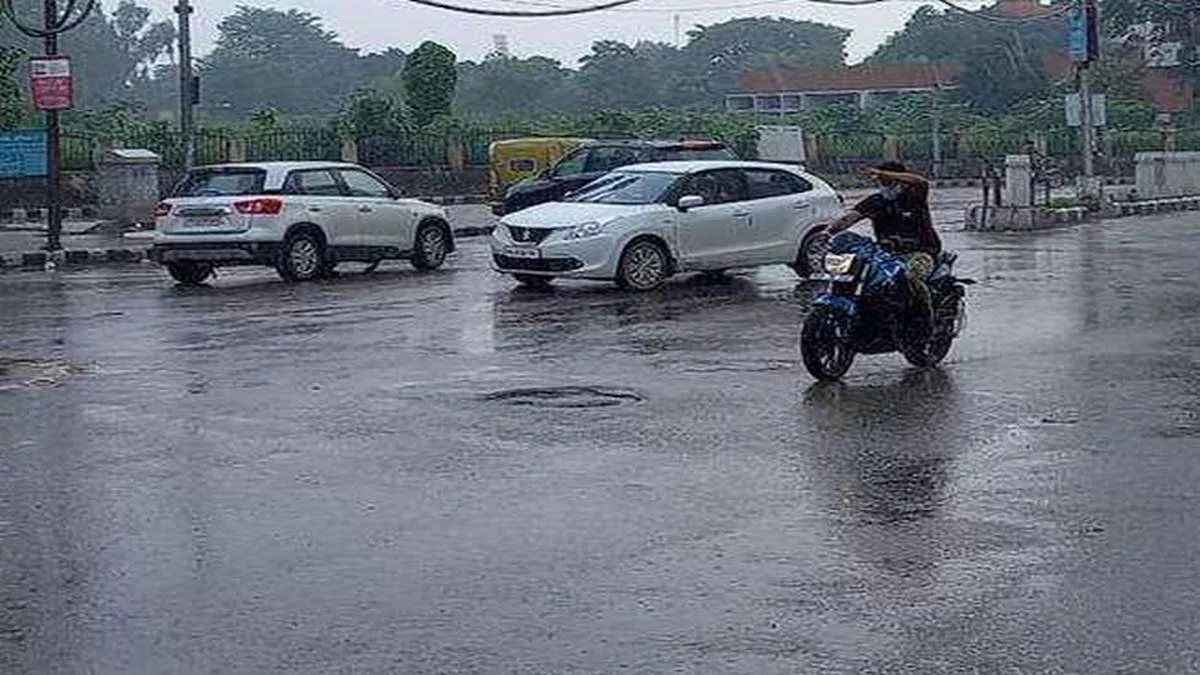 Weather Update Today: पंजाब के कई शहराें में छाए बादल, लुधियाना में एक घंटे की बारिश से गिरा तापमान