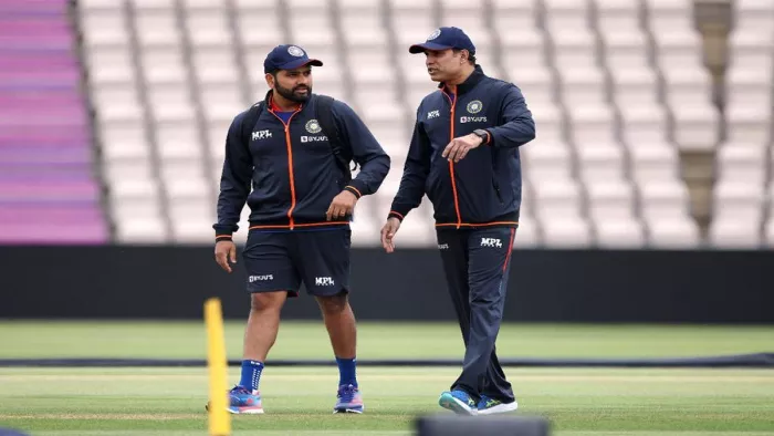 IND vs ENG T20: रोहित शर्मा और कोच वीवीएस लक्ष्मण (फोटो क्रेडिट ट्विटर)