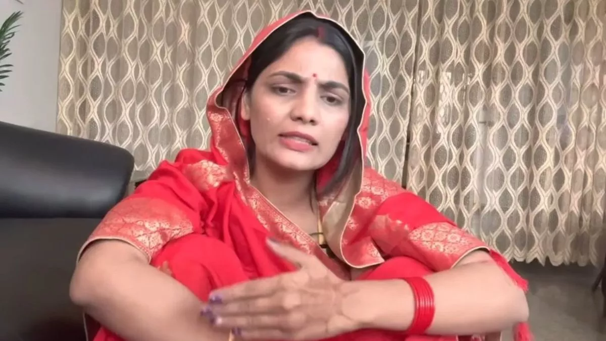 लोक गायिका नेहा सिंह राठौर के खिलाफ एमपी में केस दर्ज सीधी पेशाब कांड में ट्वीट को लेकर हुई कार्रवाई - FIR registered against Neha Singh Rathore in Bhopal and Indore over