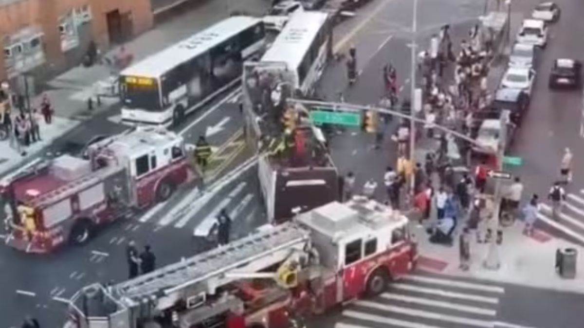 US Bus Accident न्यूयॉर्क में दो बसों में भीषण टक्कर, 80 लोग हुए जख्मी