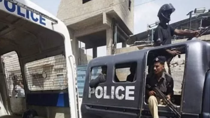Pakistan Policemen Looted cooking oil पाक में रक्षक ही भक्षक।