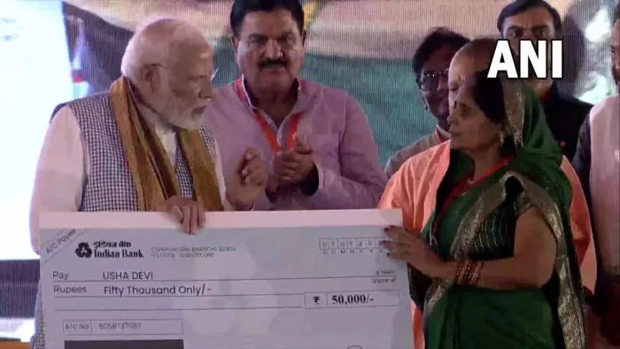 पीएम मोदी ने वाराणसी में पीएम स्वनिधि योजना के तहत तीसरा लोन प्राप्त वेंडरों को प्रमाण पत्र दिए।