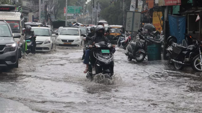 Uttarakhand Weather: कुमाऊं के ज्यादातर क्षेत्रों में भारी से बहुत भारी वर्षा को लेकर आरेंज अलर्ट जारी किया है।