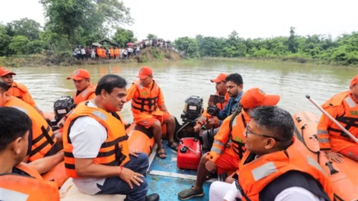Assam flood 2024 असम में बाढ़ का जायजा लेते सीएम हिमंत सरमा।