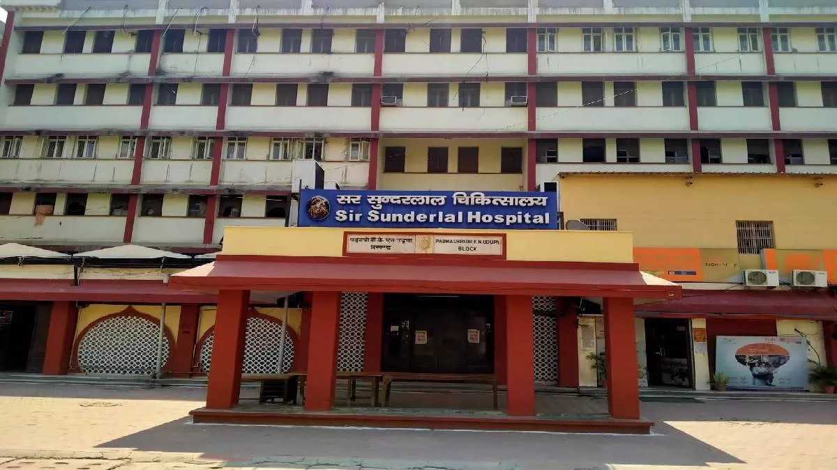 BHU अस्पताल में चिकित्सकों की लापरवाही हद से पार, बायोमेट्रिक अटेंडेंस से परहेज; अब भरना पड़ा लाखों का जुर्माना