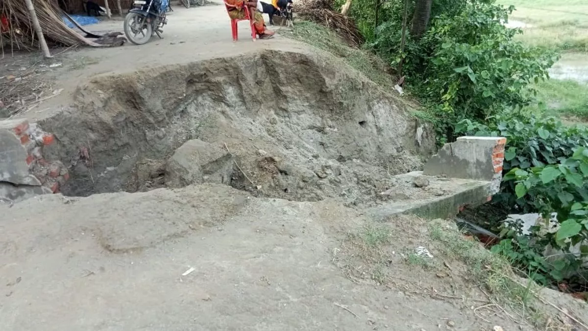 Bihar Bridge Collapse: अब बिहार के पूर्वी चंपारण में ध्वस्त हुई पुलिया, इलाके में मची अफरा-तफरी; आवागमन बाधित