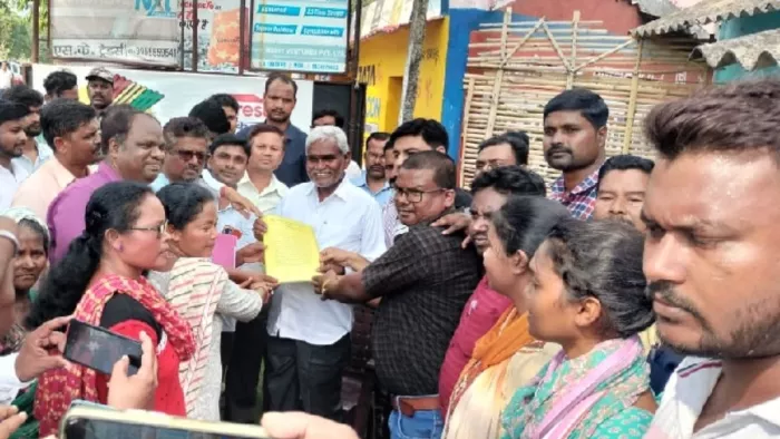 राजनगर पहुंचने पर पूर्व मुख्यमंत्री चंपई सोरेन को ज्ञापन सौंपते मनरेगा कर्मी।