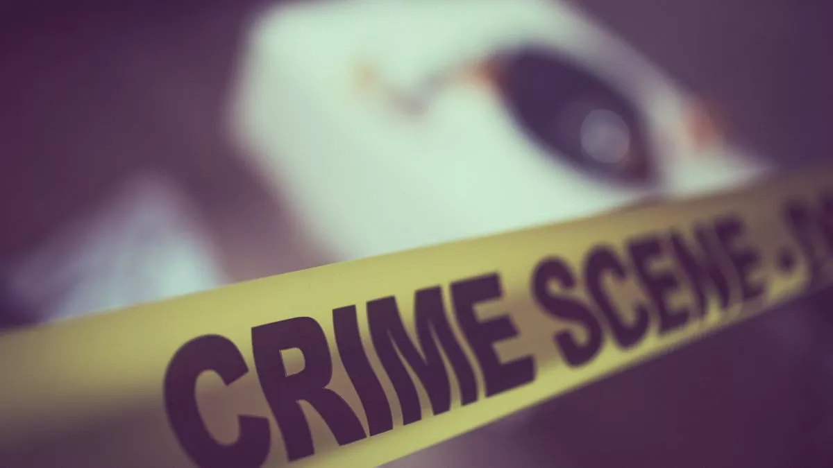 Ghaziabad Crime: तमंचा साफ करते समय चली गोली, युवक के पसलियों में जाकर लगी; हालत गंभीर