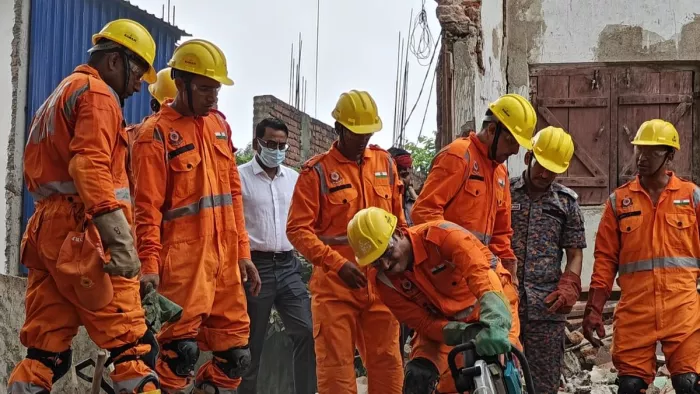 लोगों को रेस्क्यू करने में जुटी एनडीआरएफ टीम।