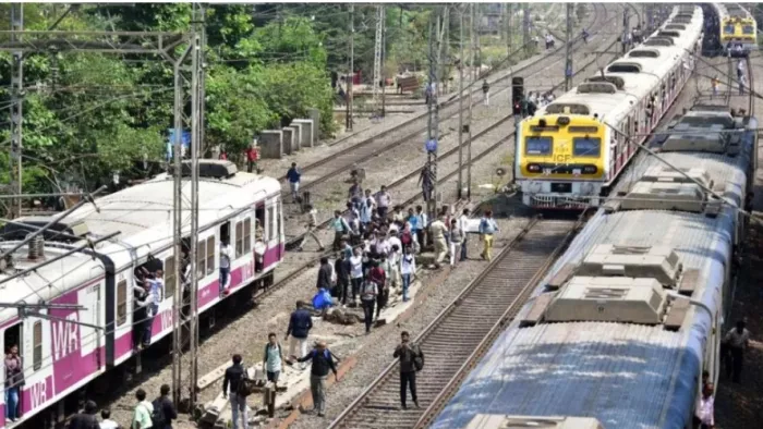 मुंबई लोकल ट्रेन सेवाएं प्रभावित (file photo)