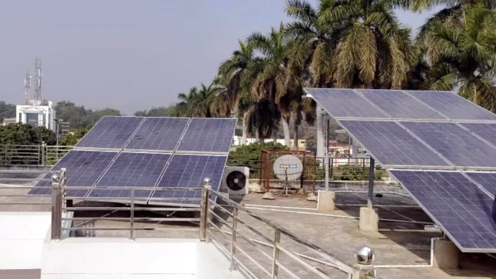 सोलर संयंत्र लगाना एक बार इन्वेस्टमेंट कर ढाई दशक तक बिजली बिल से छुटकारा