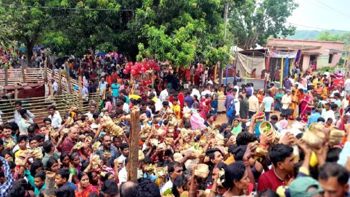 सुखजोरा नाग मंदिर में डलिया चढ़ाने के लिए उमड़ी श्रद्धालुओं की भीड़। फोटो- जागरण