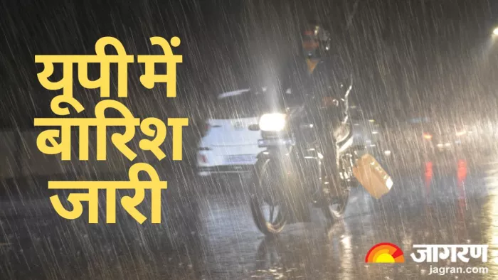गोरखपुर में शनिवार रात मूसलाधार बरसात में आते-जाते लोग। संगम दूबे