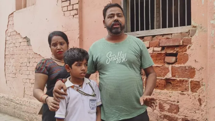 आयुर्वेदिक अस्पताल की छत गिरी, माता-पिता के साथ घायल बच्चा। जागरण
