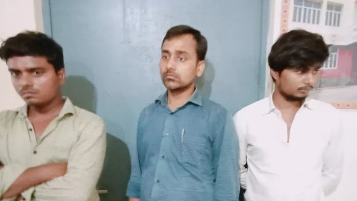 पुलिस की गिरफ्त में आए फर्जी परीक्षार्थी