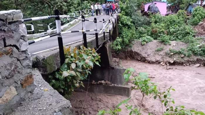 अल्मोड़ा जिले के मोहान के पास पुल क्षतिग्रस्त होने से आवागमन हुआ ठप। जागरण