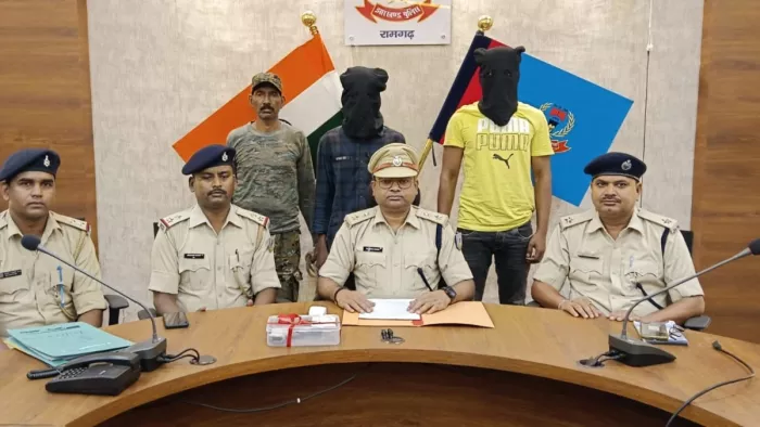 गिरफ़्तार आरोपितों के साथ प्रेस वार्ता में जानकारी देते एसपी डॉ. बिमल कुमार