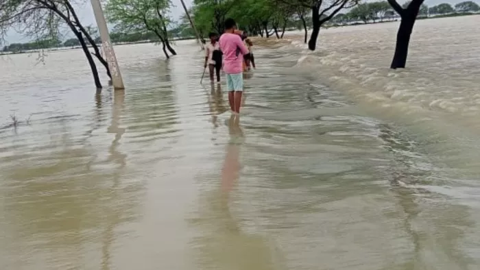 पचपेड़वा के इमलिया खादर जाने वाले संपर्क मार्ग पर भरा पानी -जागरण