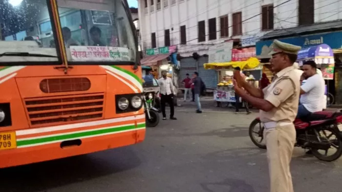 रोडवेज बसों पर भी ट्रैफिक पुलिस की कार्रवाई