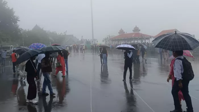 बरसात से पर्यटन कारोबार पड़ा धीमा, वीकेंड पर भी नहीं दिख रहे पर्यटक।