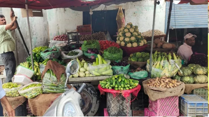 सब्जियों पर भी दिख रहा मौसम का असर