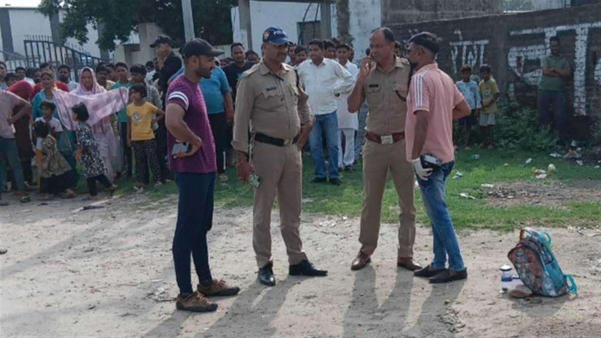 sensational murder in haridwar girl throat slit with knife in the middle of the road in day light