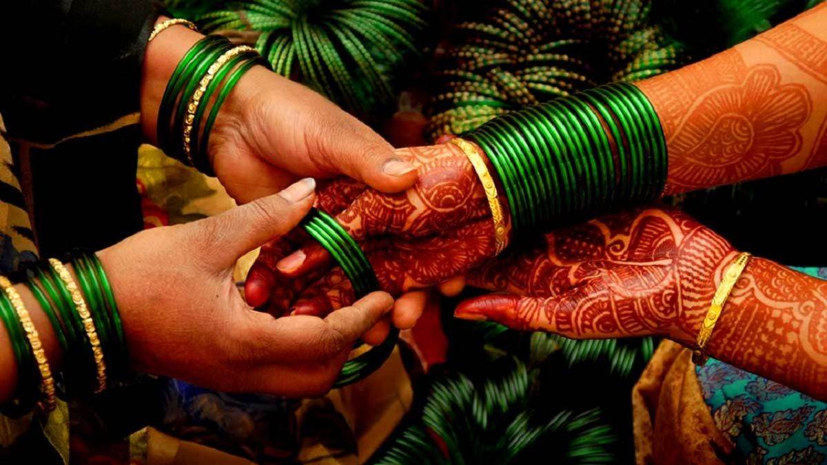 bhagalpur news sawan brings green trend high demand for lahariya print lathi bangles