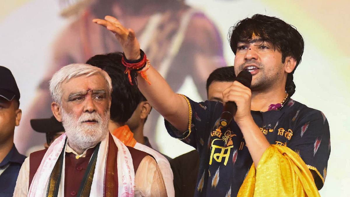 https://www.jagranimages.com/images/newimg/07072025/07_07_2025-dhirendra_shastri_patna_23977602.jpg