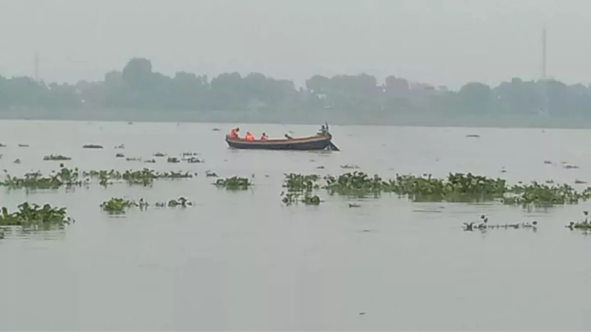 Prayagraj News: करछना में कटान से बस्ती बचाने के ल‍िए बनाया जा रहा बांध, अधिकांश हिस्से पर भूस्खलन का खतरा