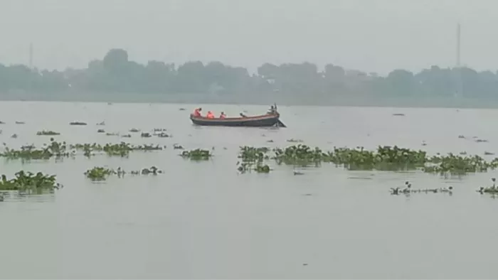 कटान से बस्ती बचाने को बनाया जा रहा बांध।- सांकेतिक तस्वीर