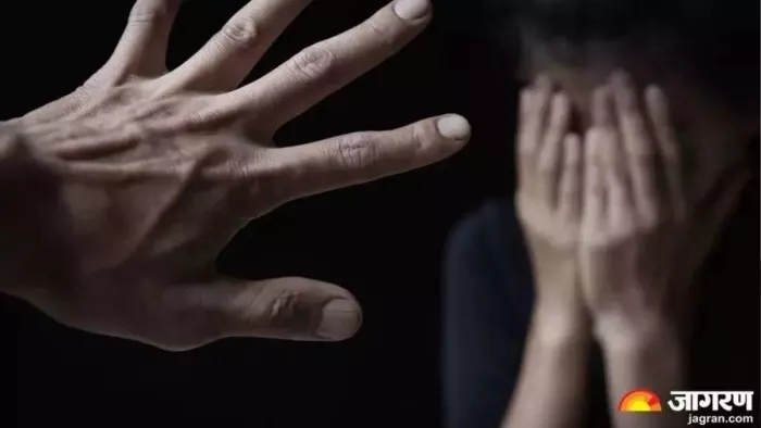 पत्नी की शिकायत पर पुलिस ने दर्ज किया केस।
