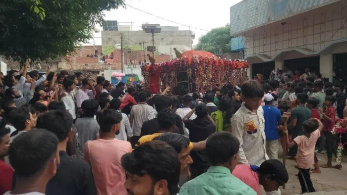 पुलिस ने तीनों युवकों की पहचान कर ली है। युवकों को हिरासत में ले लिया गया है।
