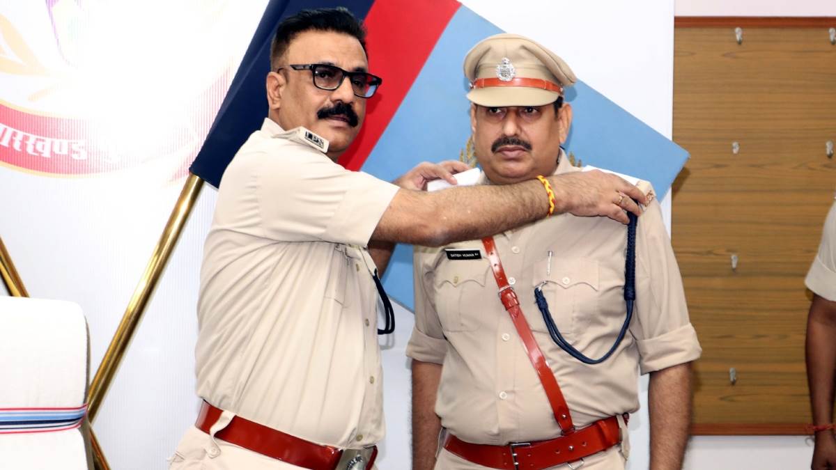 jharkhand dgp anurag gupta honors newly promoted dsp with badges