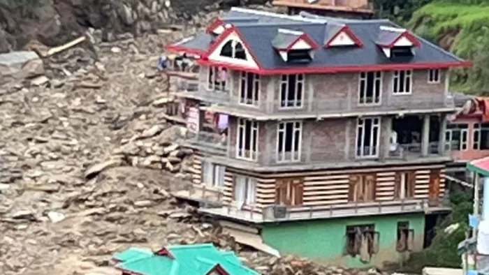 थुनाग में बुधराम का घर, यहां आई आई बाढ़ में बह गई थी उनकी गाड़ियां।