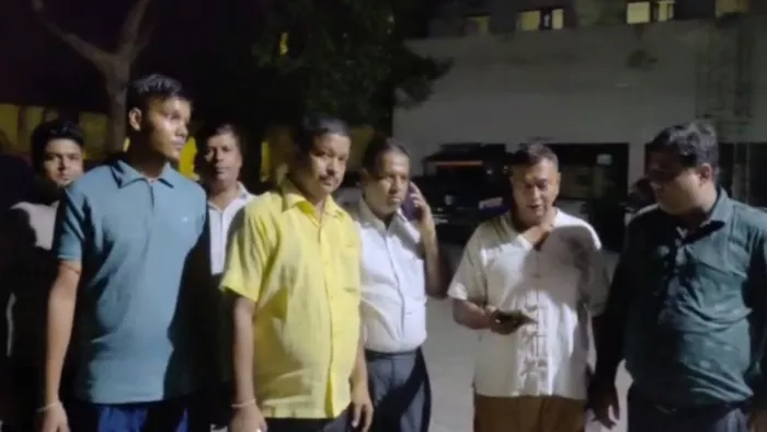 कारीगर के खिलाफ तहरीर देने कलक्टरगंज थाने पहुंचे आल इंडिया ज्वैलर्स एसोसिएशन के पदाधिकारी। एसोसिएशन