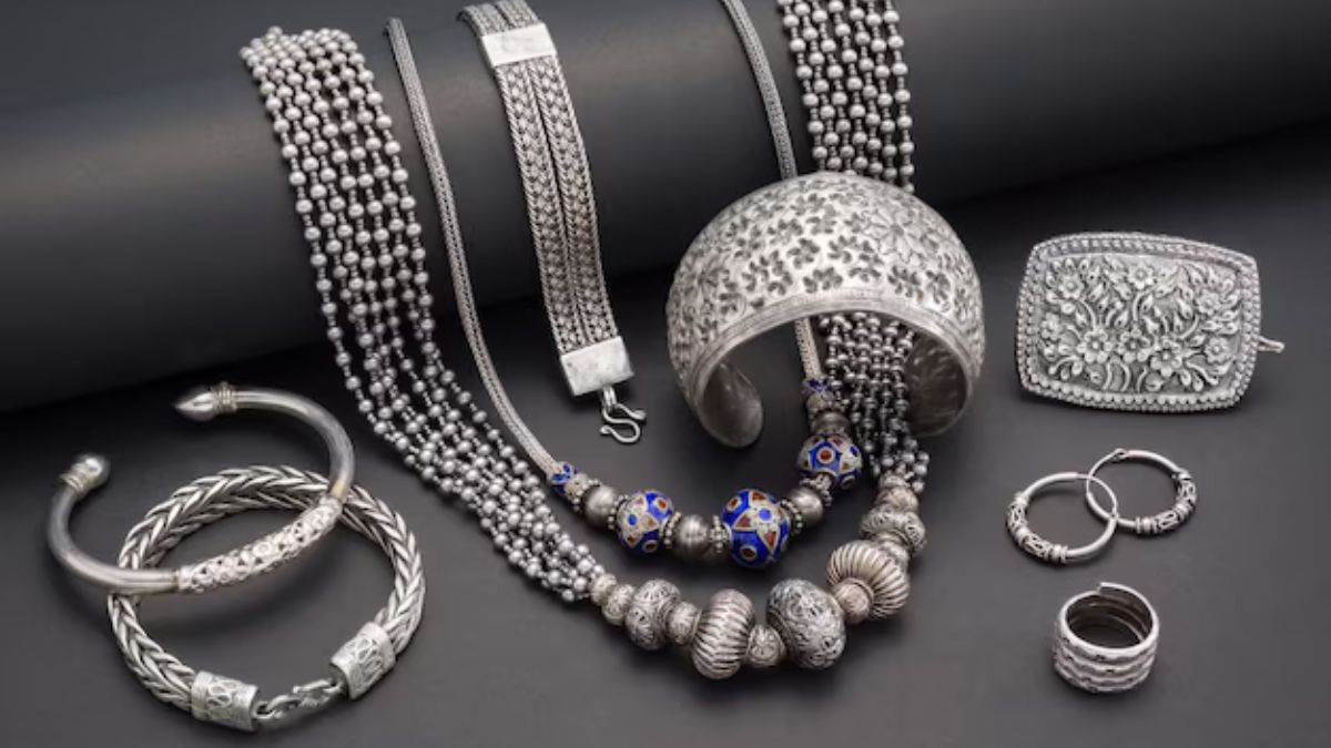 https://www.jagranimages.com/images/newimg/07072025/07_07_2025-silver_jewellery_cleaning_tips_23977578.jpg