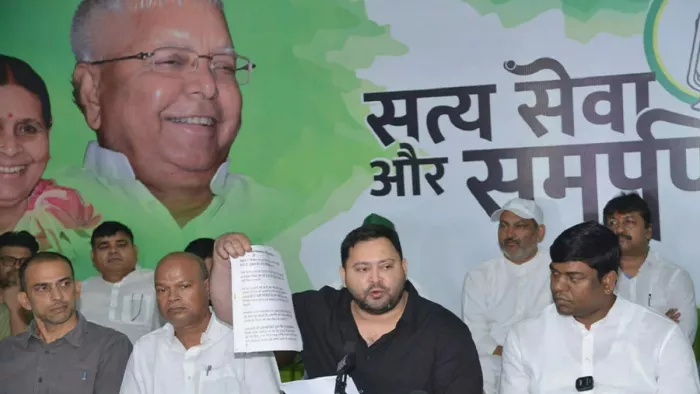 पटना में मीडिया को संबोधित करते तेजस्वी यादव। जागरण।