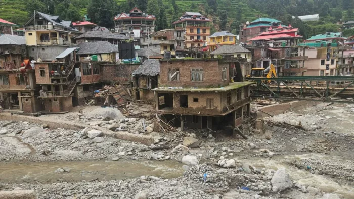 थुनाग में बाढ़ के कारण हुई भारी तबाही।